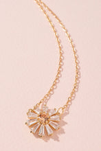 Load image into Gallery viewer, Flower Necklace - Gold