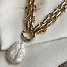 Load image into Gallery viewer, Ovo Pearl Chain Link Necklace